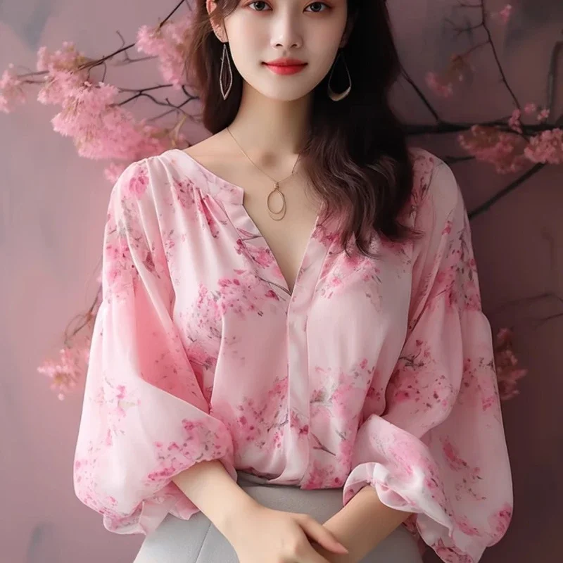 Блузка женская шифоновая свободного кроя с V-образным вырезом и принтом
Блузка женская шифоновая свободного кроя с V-образным вырезом и принтом