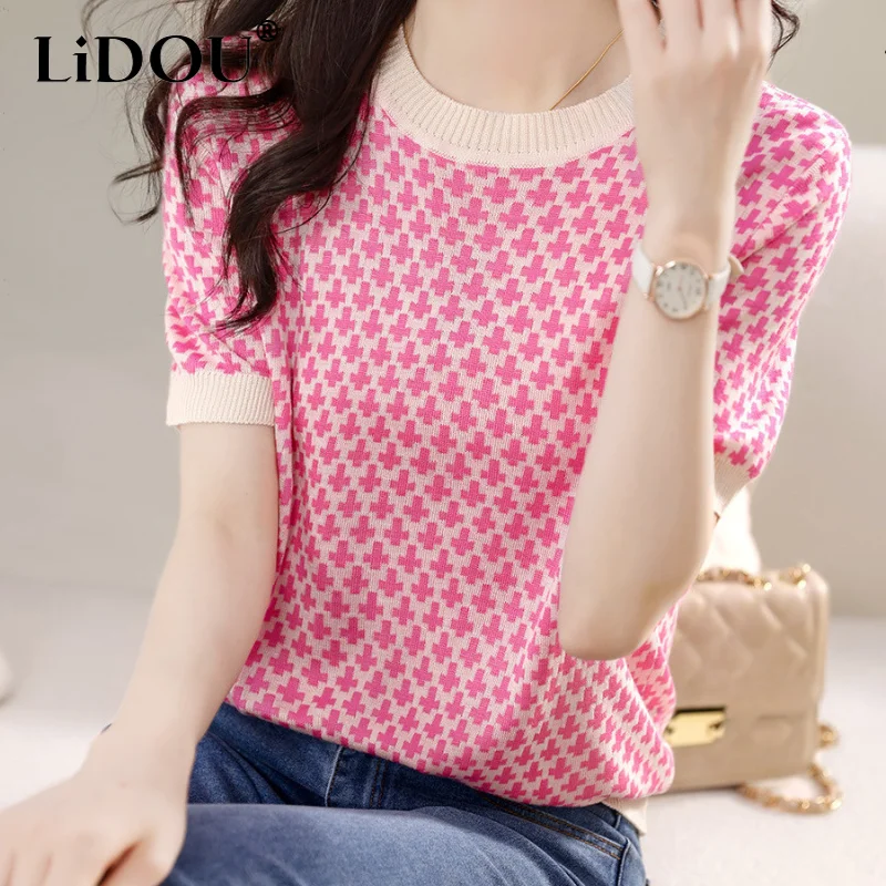 2024 Spring Summer Short Sleeve Pullover O Neck Loose Patchwork Printing Plaid Knitting Office Lady Korean T-shirts for Women
2024 Spring Summer Short Sleeve Pullover O Neck Loose Patchwork Printing Plaid Knitting Office Lady Korean T-shirts for Women