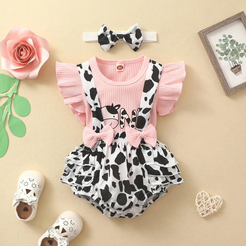 3M-24M Baby Girl Triangle Overalls T-Shirt 3-Piece Set Round Neck Flying Sleeve Top + Cow Print Suspender Shorts + Headband 
3M-24M Baby Girl Triangle Overalls T-Shirt 3-Piece Set Round Neck Flying Sleeve Top + Cow Print Suspender Shorts + Headband