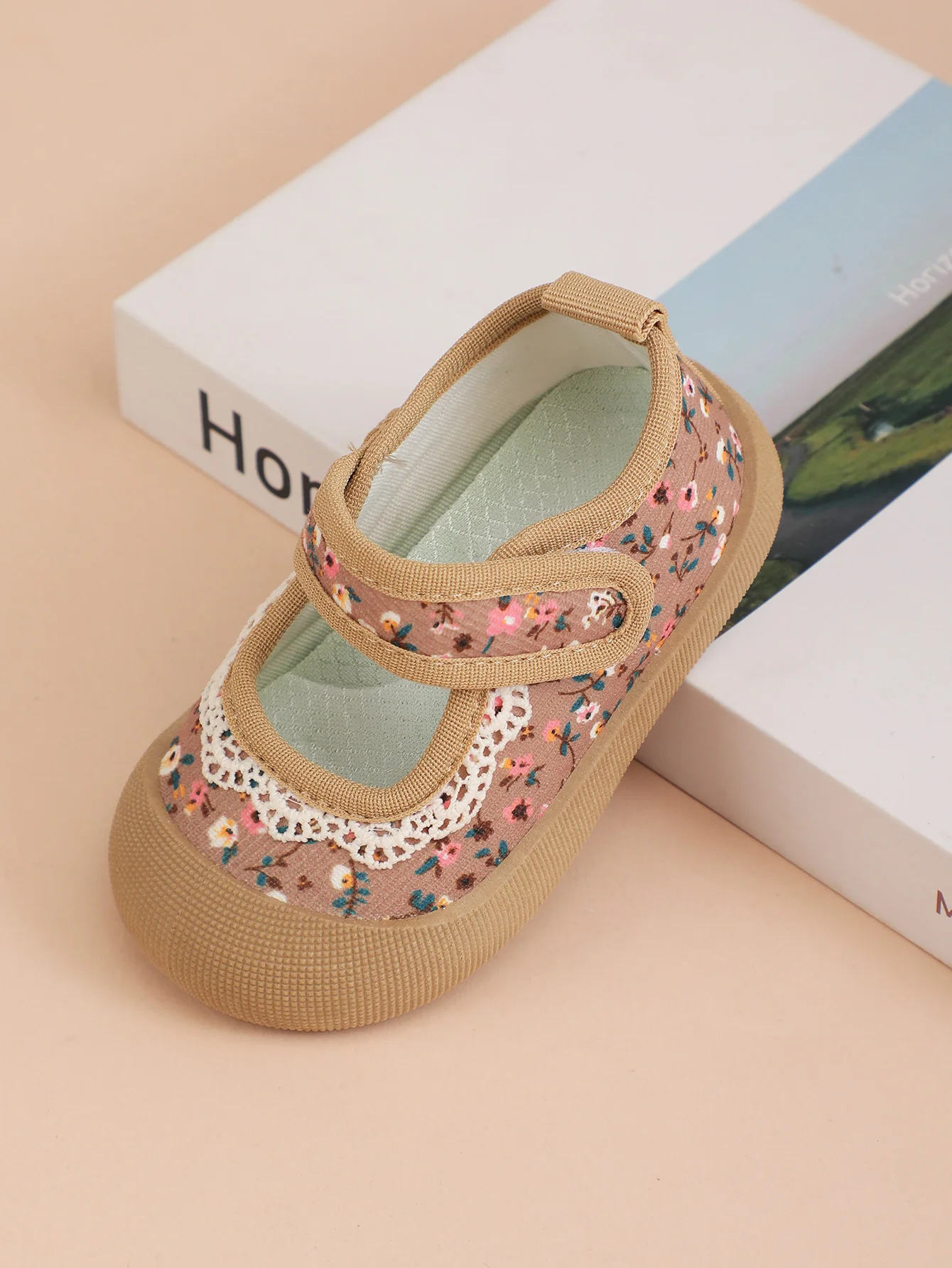 الربيع والخريف 2024 النسخة الكورية الجديدة من داخلي الفتيات حذاء قماش لينة سوليد الأطفال طفل حذاء طفل صغير حذاء للأطفال الربيع والخريف 2024 النسخة الكورية الجديدة من داخلي الفتيات حذاء قماش لينة سوليد الأطفال طفل حذاء طفل صغير حذاء للأطفال