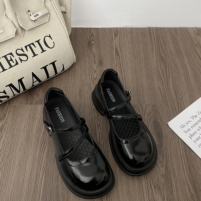 Туфли женские на платформе и квадратном каблуке, модные однотонные черные кожаные туфли с круглым носком, универсальные, во французском ретро стиле, повседневные
Туфли женские на платформе и квадратном каблуке, модные однотонные черные кожаные туфли с круглым носком, универсальные, во французском ретро стиле, повседневные