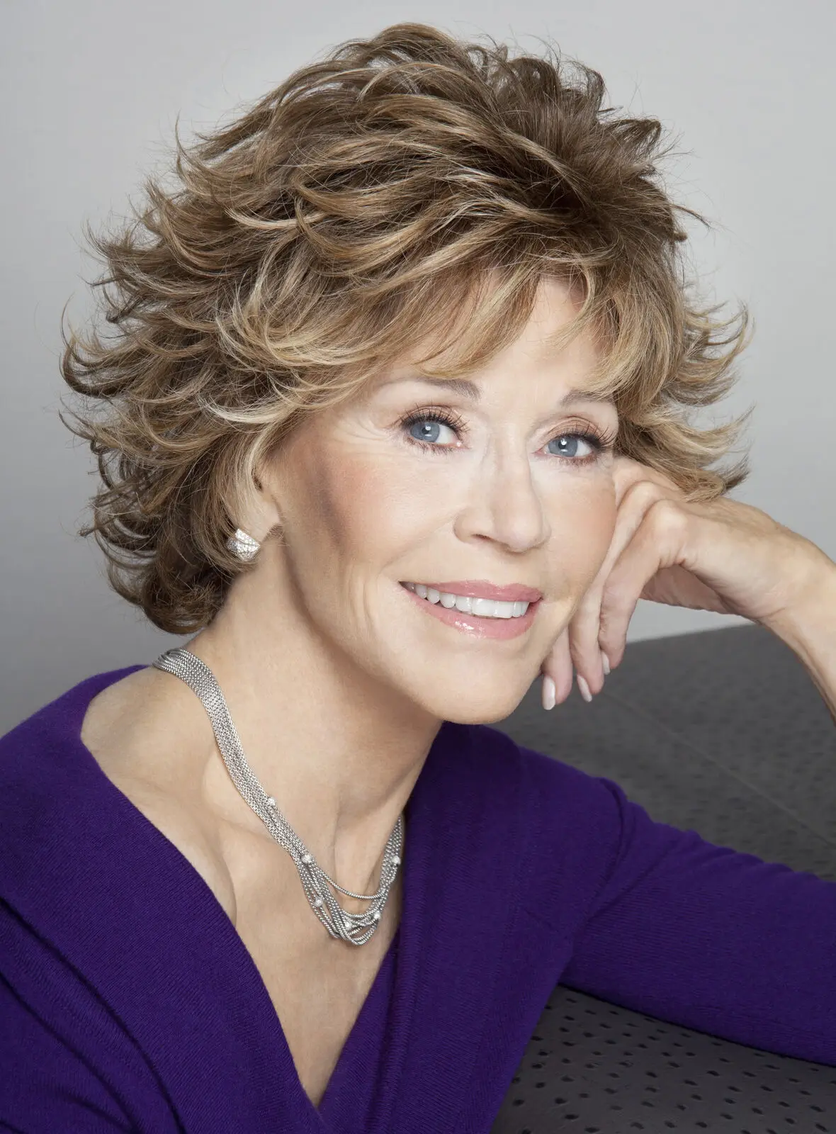 

Jane Fonda Haircut Wavy Layered Synthetic Hair Capless Wigs 8 Inches Natural