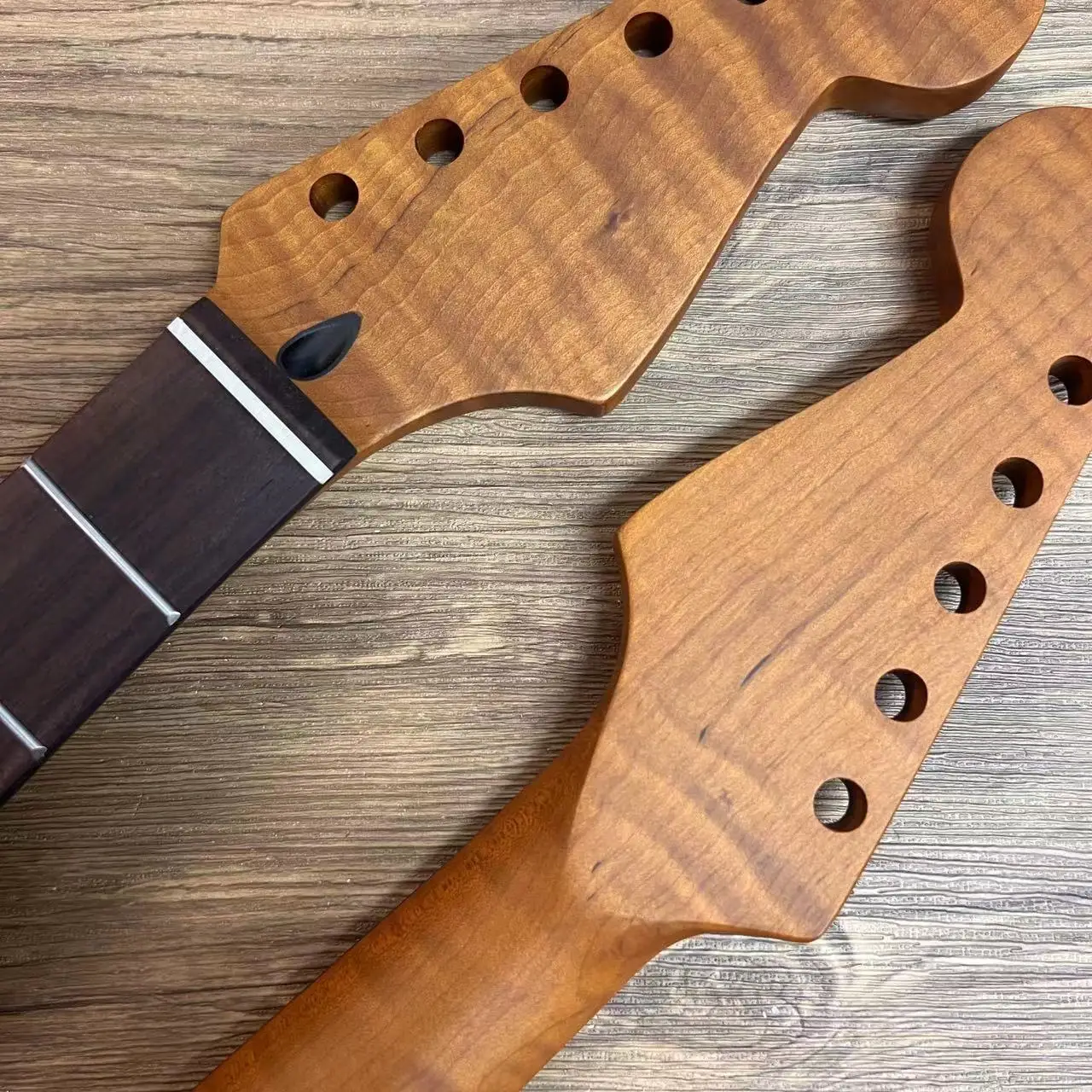 ST roasted maple electric guitar neck rose wood fingerboard Canadian roasted maple wood
ST roasted maple electric guitar neck rose wood fingerboard Canadian roasted maple wood
