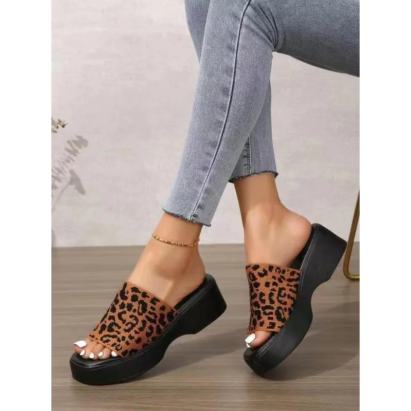 Summer New Thick Bottom Solid Color Ladies 7cm High Heels Outside Wear Casual Open Toe A Word Beach Sandals Large Size
Summer New Thick Bottom Solid Color Ladies 7cm High Heels Outside Wear Casual Open Toe A Word Beach Sandals Large Size