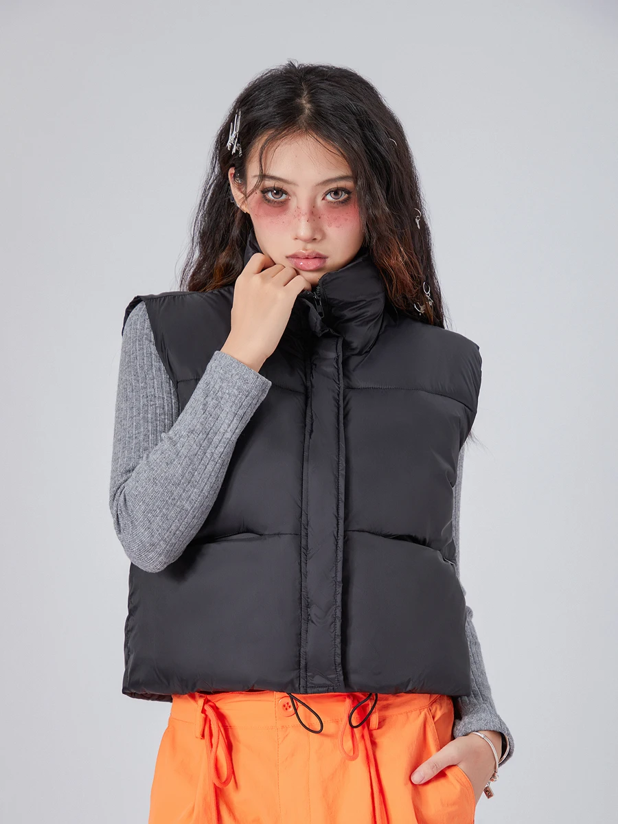 Women's 2023 Autumn Sleeveless High Neck Vest Jacket Solid Color Quilted Lightweight Zip High Neck Winter Vest
Women's 2023 Autumn Sleeveless High Neck Vest Jacket Solid Color Quilted Lightweight Zip High Neck Winter Vest