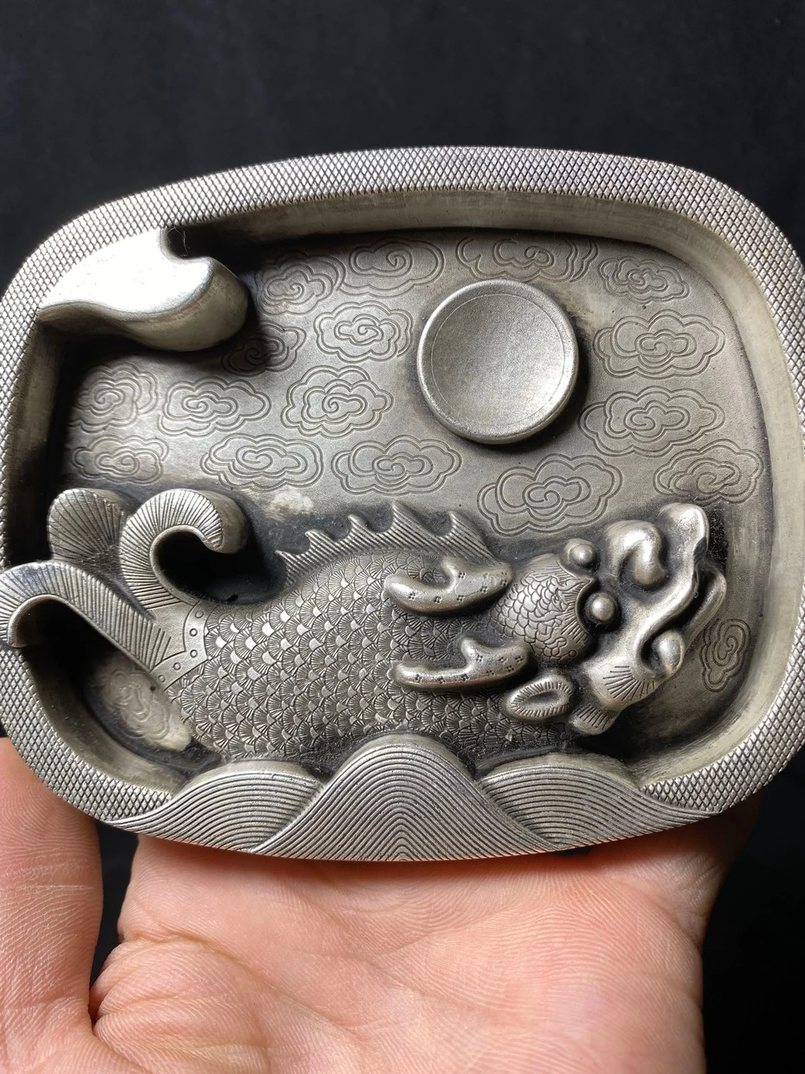 Handmade dragon fish inkstone made in the year of Ganlong, carved with dragon playing pearls and auspicious cloud patterns, call
Handmade dragon fish inkstone made in the year of Ganlong, carved with dragon playing pearls and auspicious cloud patterns, call