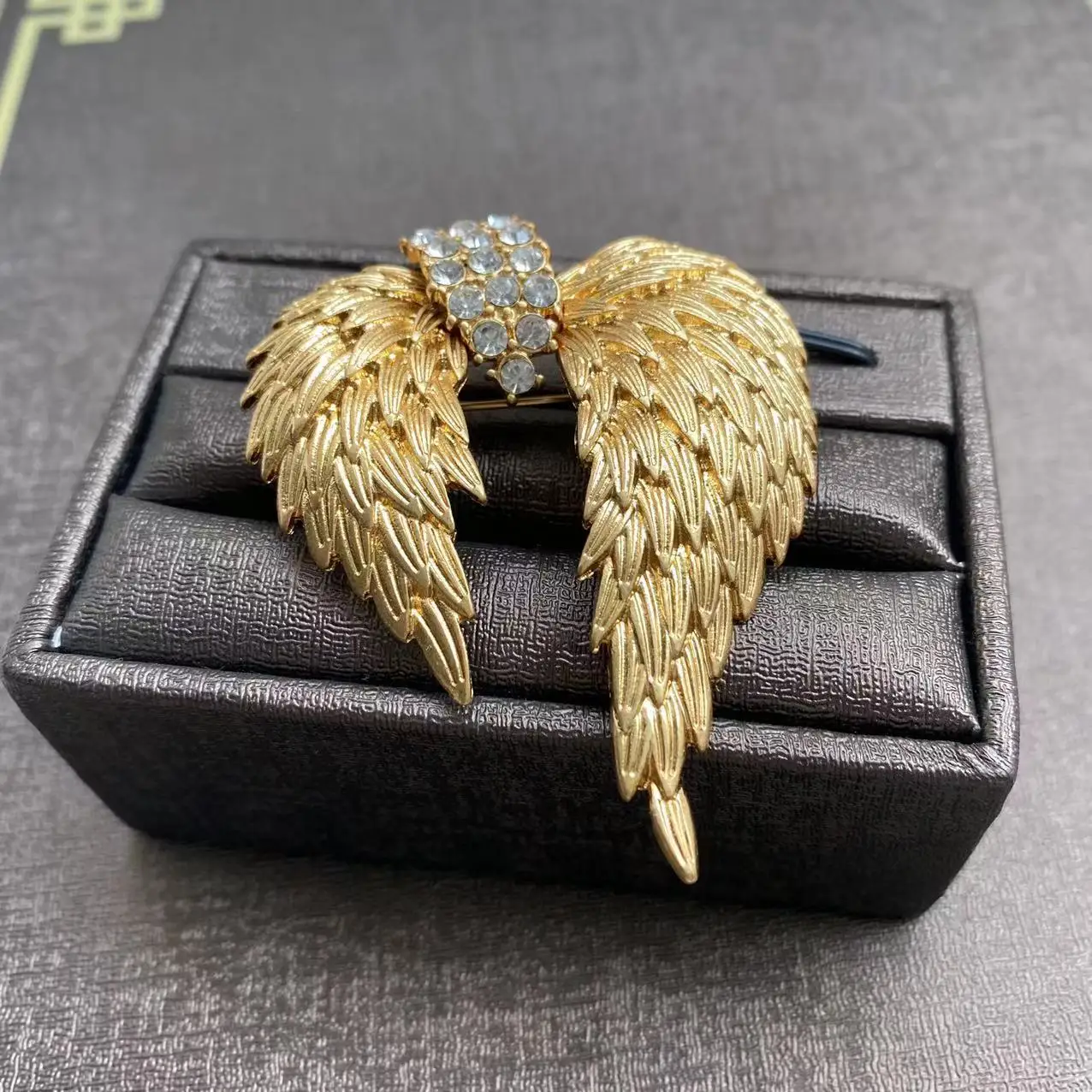 

Wings Brooch Pin Elegant Rhinestone Statement Brooches Fashion Corsage Suit Jewelry Accessories for Men Women
