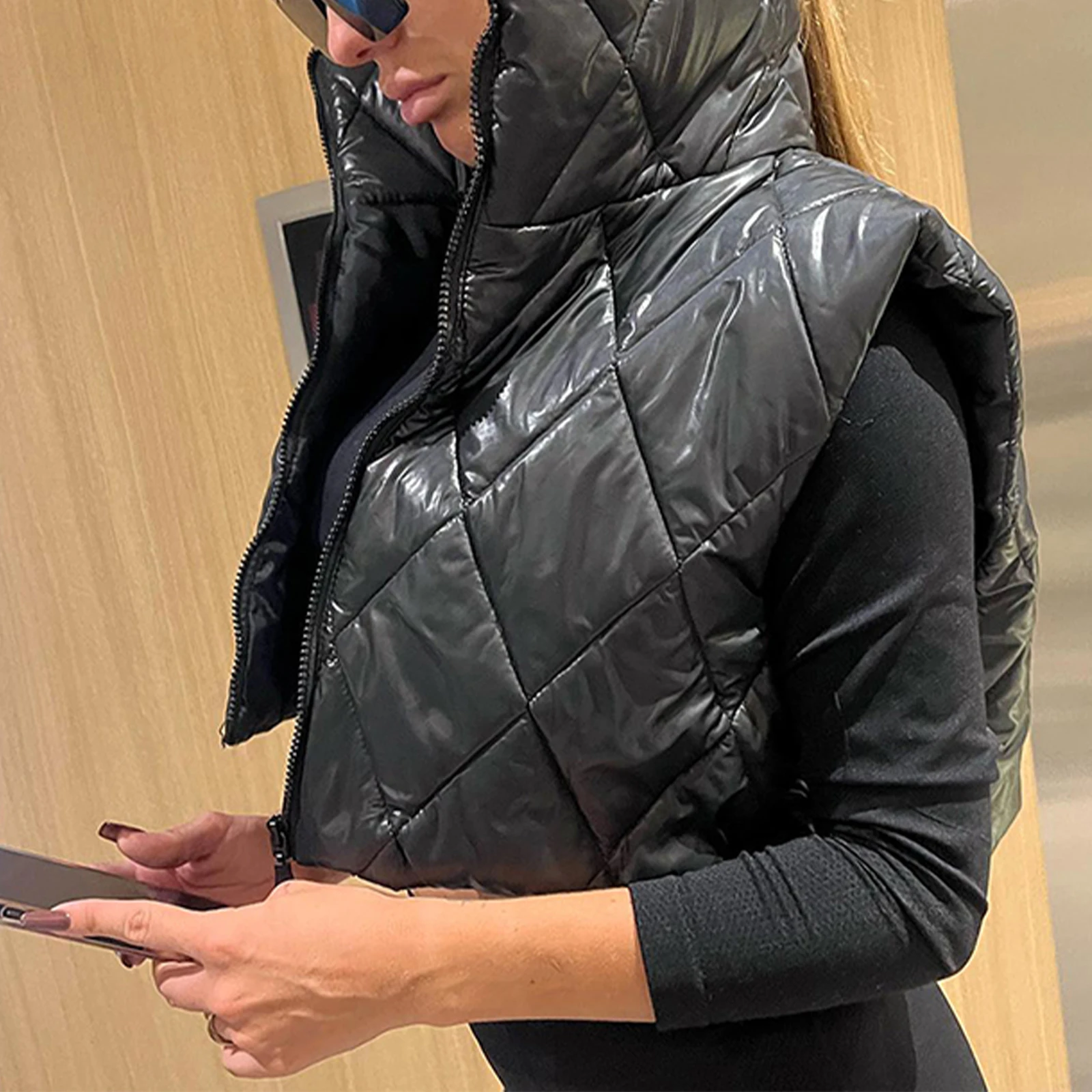 Women's Short Puffer Vest Fashion Solid Color High Stand Collar Drawstring Quilted Waistcoat Padded Winter Warm Jacket Coats
Women's Short Puffer Vest Fashion Solid Color High Stand Collar Drawstring Quilted Waistcoat Padded Winter Warm Jacket Coats