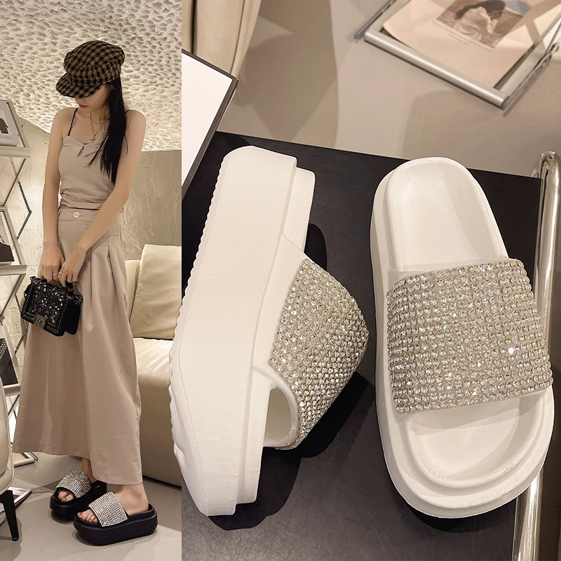 Женские блестящие шлепанцы для дома, летние мюли на платформе и среднем каблуке, Пляжные Шлепанцы из ПУ кожи, с кристаллами, на плоской подошве, 2024 
Женские блестящие шлепанцы для дома, летние мюли на платформе и среднем каблуке, Пляжные Шлепанцы из ПУ кожи, с кристаллами, на плоской подошве, 2024