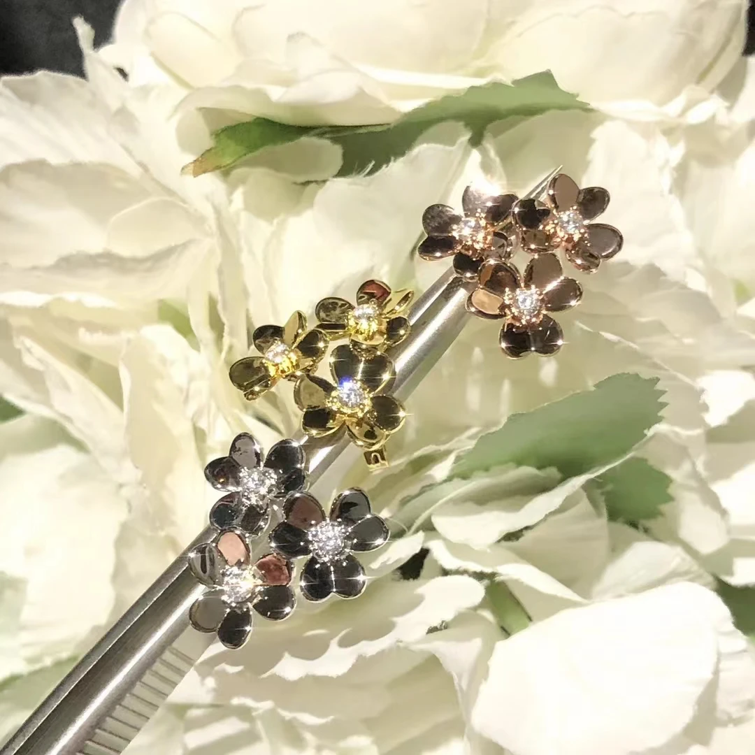 Cute, charming, fashionable, minimalist pure silver lucky clover earrings, elegant brand jewelry with packaging bag 
Cute, charming, fashionable, minimalist pure silver lucky clover earrings, elegant brand jewelry with packaging bag