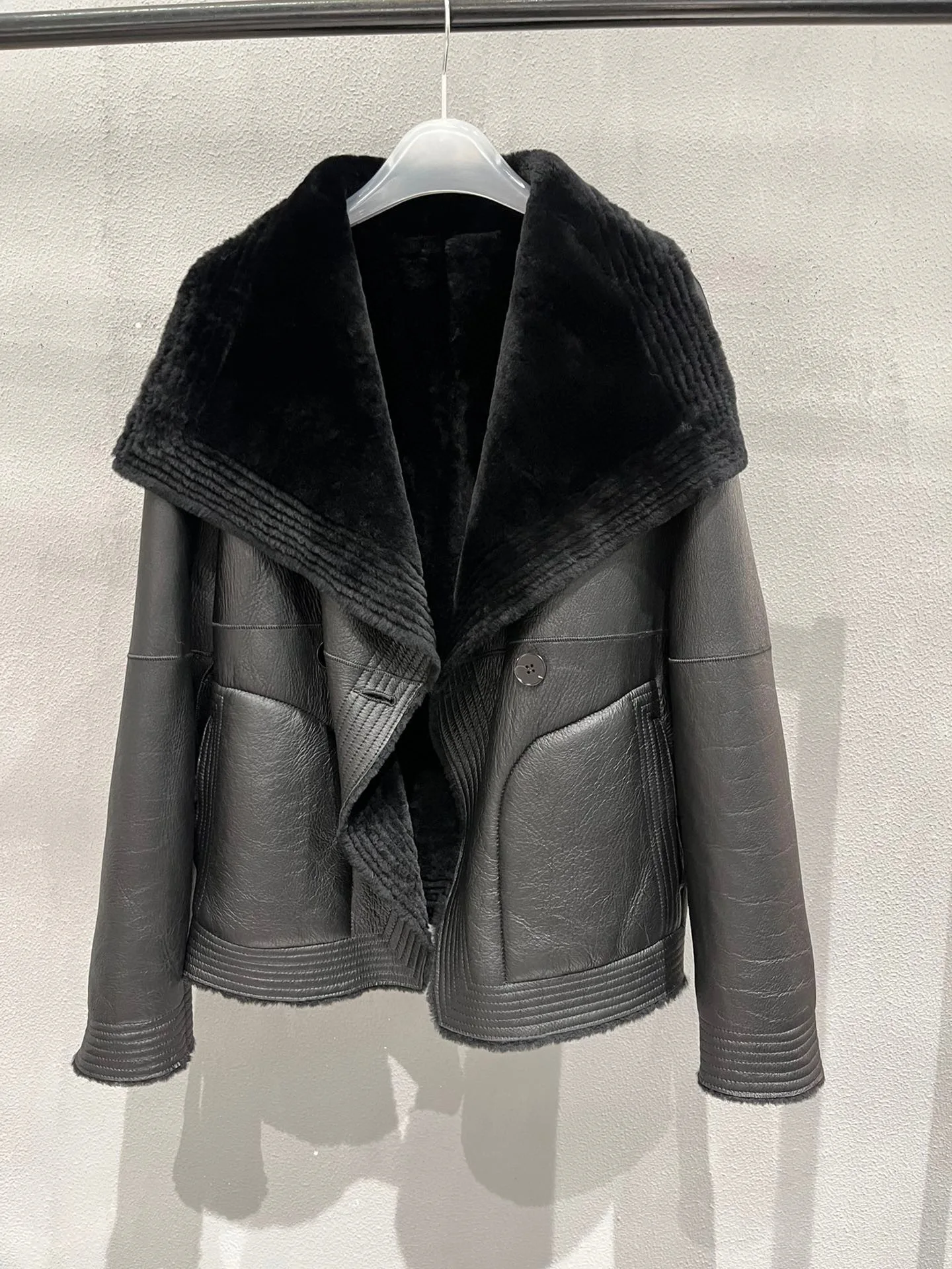 Winter Brand New Designer Women High Quality Genuine Leather Wool Fur Ccoat C080
Winter Brand New Designer Women High Quality Genuine Leather Wool Fur Ccoat C080