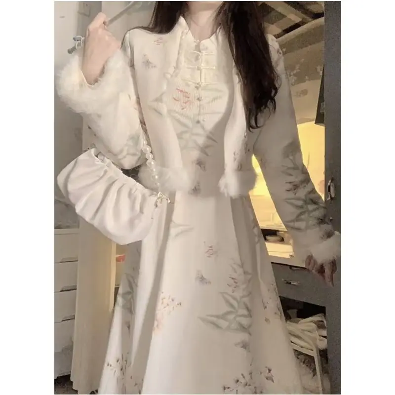 Китайское ретро платье Cheongsam с цветочным принтом для женщин, осенне-зимний национальный темперамент, короткая куртка из мешковины, комплект из двух предметов
Китайское ретро платье Cheongsam с цветочным принтом для женщин, осенне-зимний национальный темперамент, короткая куртка из мешковины, комплект из двух предметов