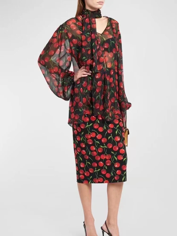 Retro fashion printed scarf collar long sleeve blouse+high waist slim hip overskirt spring and summer new ladies two-piece suit.
Retro fashion printed scarf collar long sleeve blouse+high waist slim hip overskirt spring and summer new ladies two-piece suit.