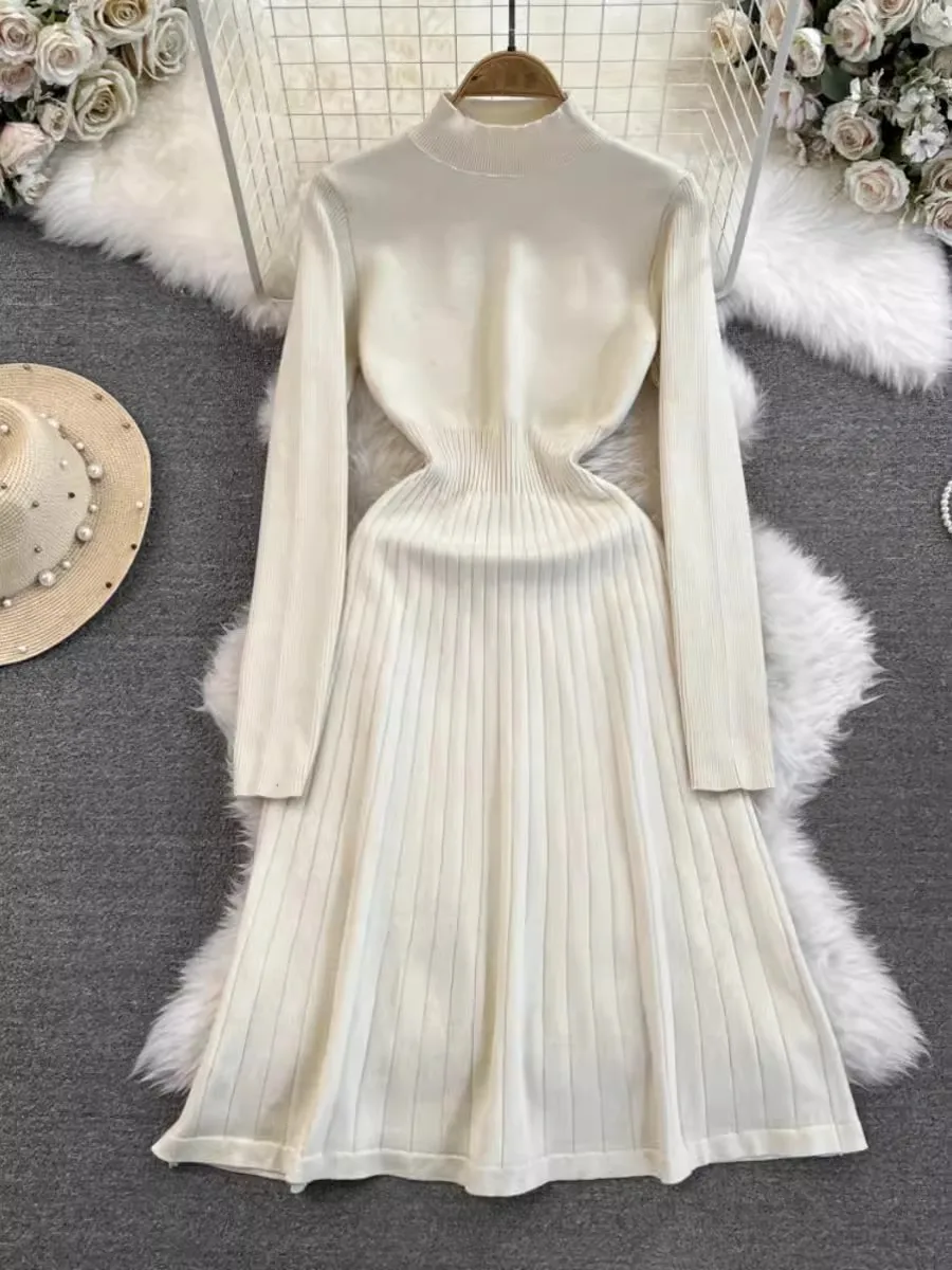 Трикотажное платье-миди с длинным рукавом и воротником-стойкой
Трикотажное платье-миди с длинным рукавом и воротником-стойкой