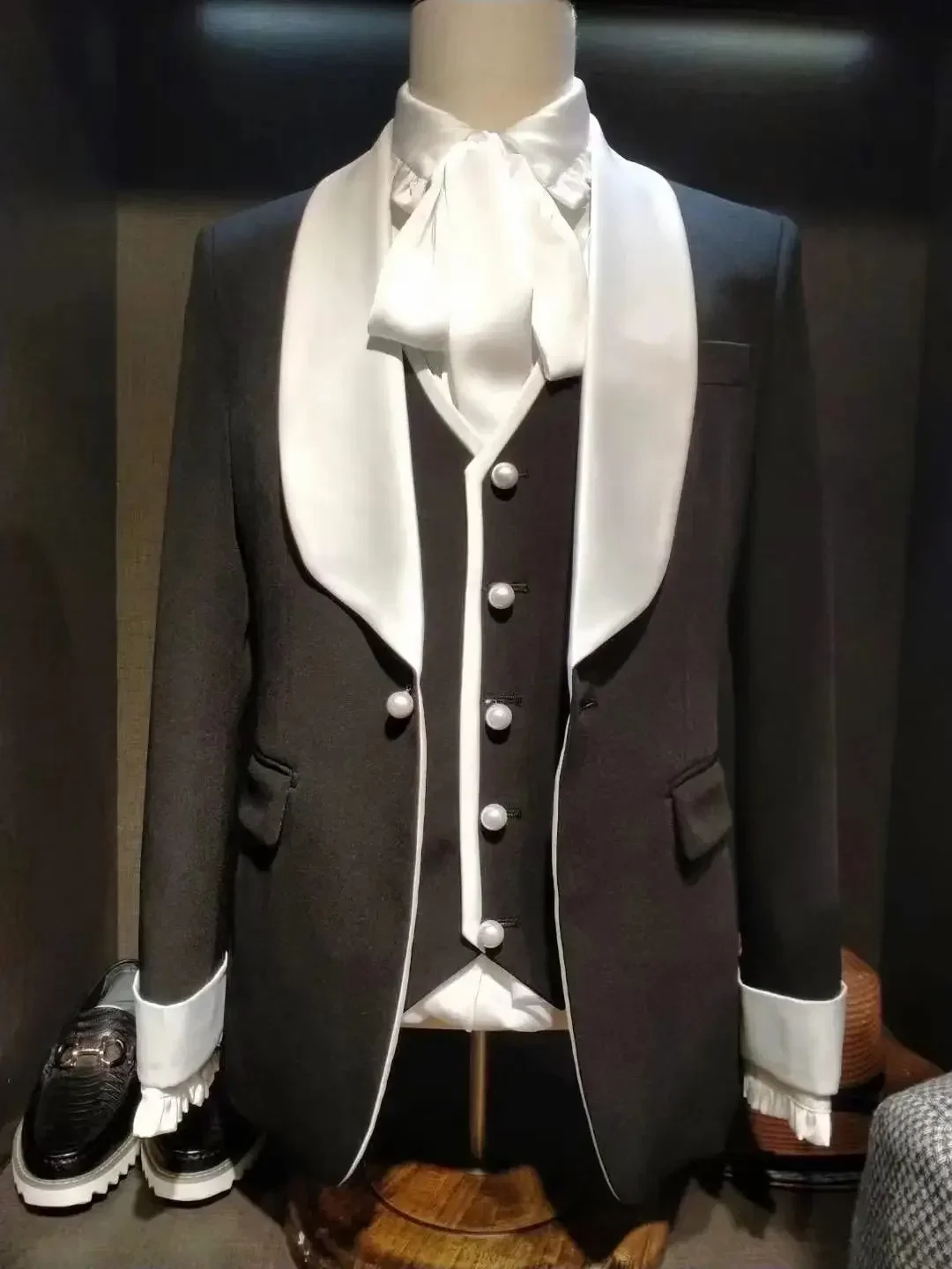 

2024 Italian Shawl Lapel Elegant Men Suit Groom Tuxedo Prom Slim Fit Blazers Stage Show High Quality Custom 3 Piece Set Costume