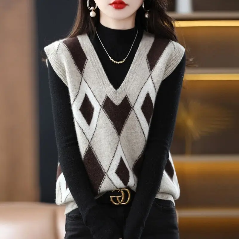 Women 2024 Autumn Winter Retro Casual Knitted Vest Female V-neck Loose Waistcoat Ladies Plaid Sweater Sleeveless Tops Y177
Women 2024 Autumn Winter Retro Casual Knitted Vest Female V-neck Loose Waistcoat Ladies Plaid Sweater Sleeveless Tops Y177