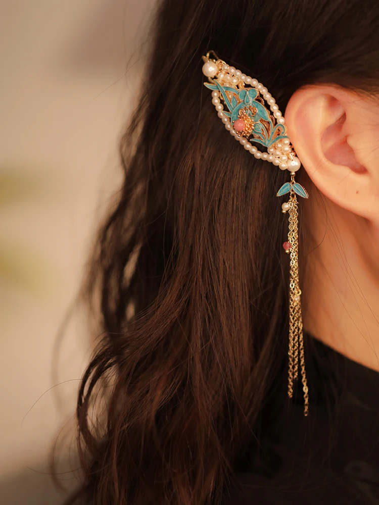 High end exquisite tassel edge hair accessories with hair clips on the forehead and ears, Chinese style headwear 
High end exquisite tassel edge hair accessories with hair clips on the forehead and ears, Chinese style headwear