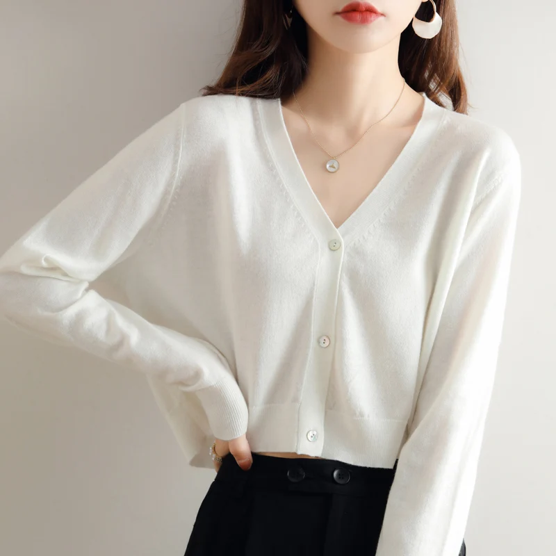 Spring and Autumn New 2024 Short V-neck Wool Knitted Cardigan Thin Solid Color Sweater Loose Casual Long sleeved Versatile Coat
Spring and Autumn New 2024 Short V-neck Wool Knitted Cardigan Thin Solid Color Sweater Loose Casual Long sleeved Versatile Coat