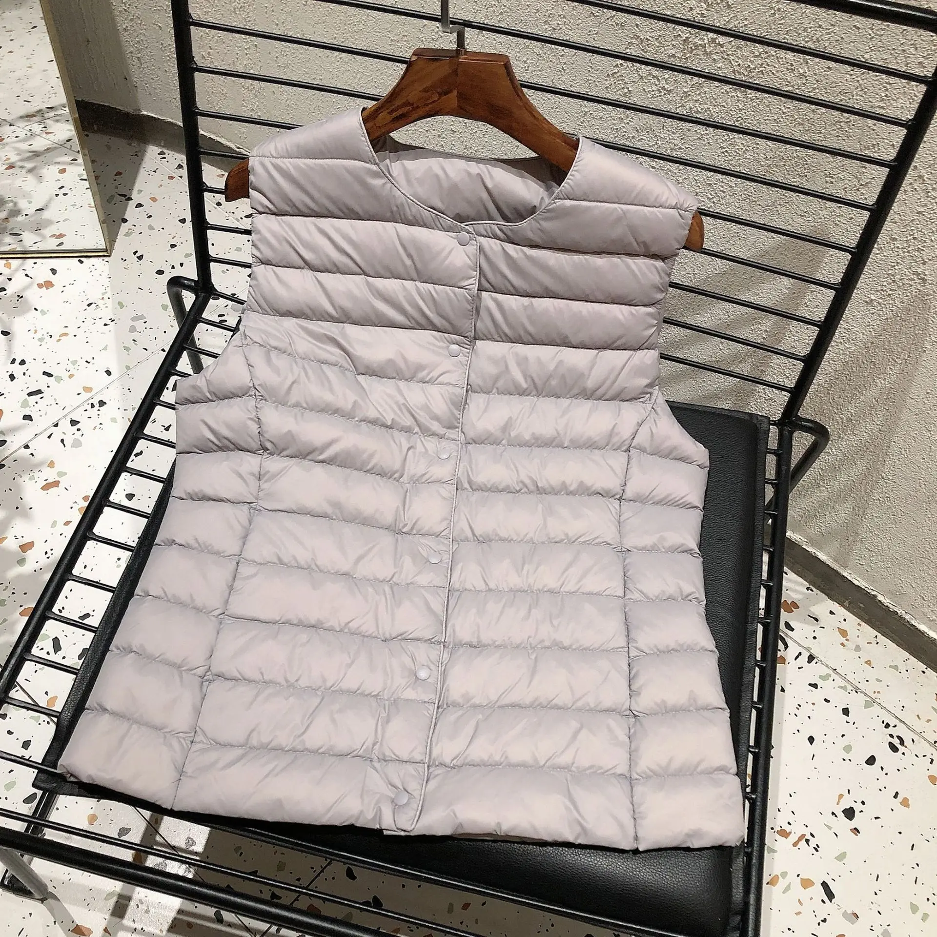 2023 New Women Sleeveless Puffer Jacket Spring Winter Female 90% White Duck Down Ultra Lightweight Packable Warm Down Liner Vest 
2023 New Women Sleeveless Puffer Jacket Spring Winter Female 90% White Duck Down Ultra Lightweight Packable Warm Down Liner Vest