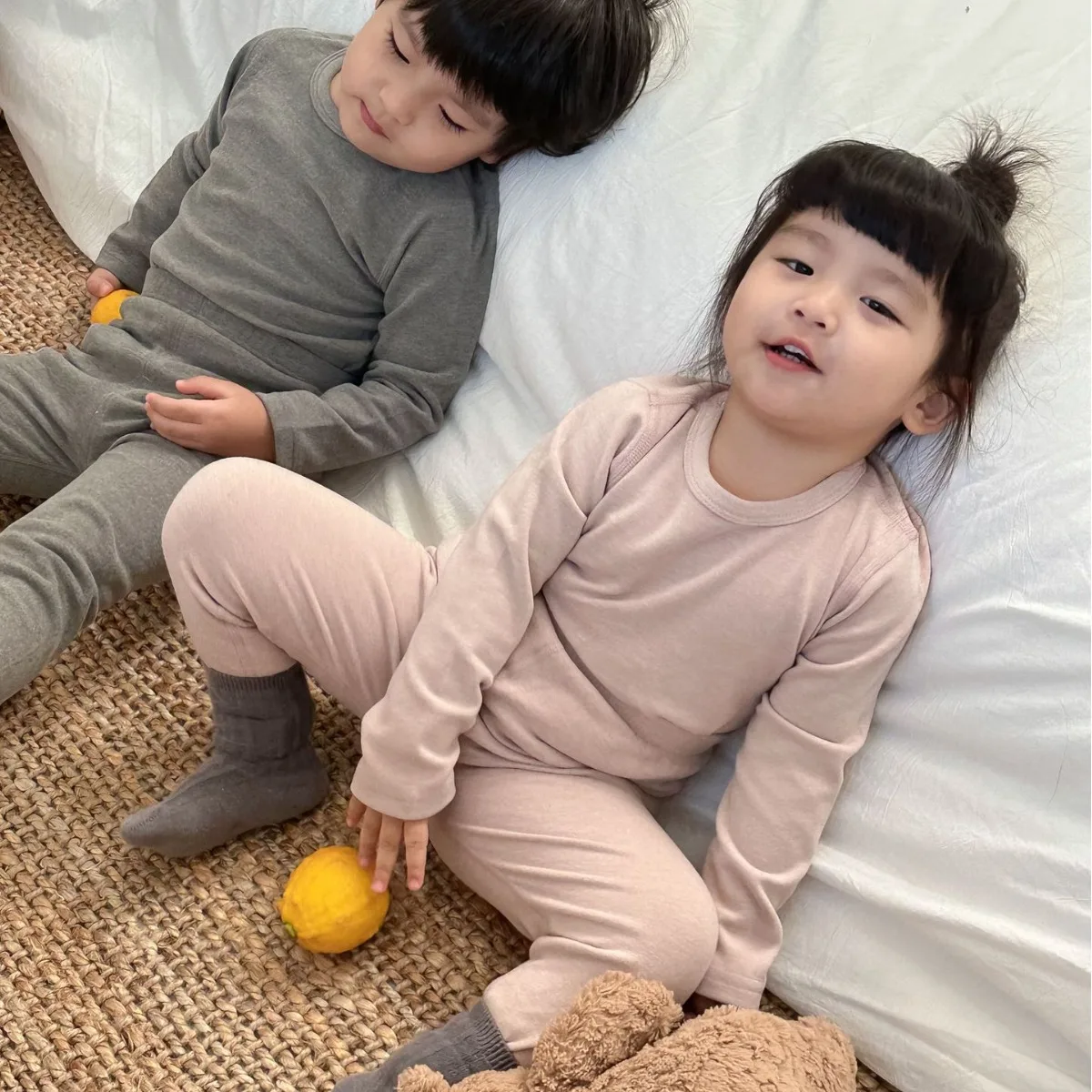 Одежда 23 осенне-зимняя новая детская бархатная Пижама комплект для маленьких детей однотонная домашняя одежда для мальчиков и девочек детская теплая одежда
Одежда 23 осенне-зимняя новая детская бархатная Пижама комплект для маленьких детей однотонная домашняя одежда для мальчиков и девочек детская теплая одежда