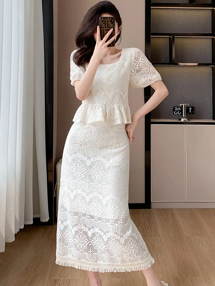 Женский комплект из двух предметов: кружевная рубашка с оборками и однобортная юбка средней длины с кисточками
Женский комплект из двух предметов: кружевная рубашка с оборками и однобортная юбка средней длины с кисточками