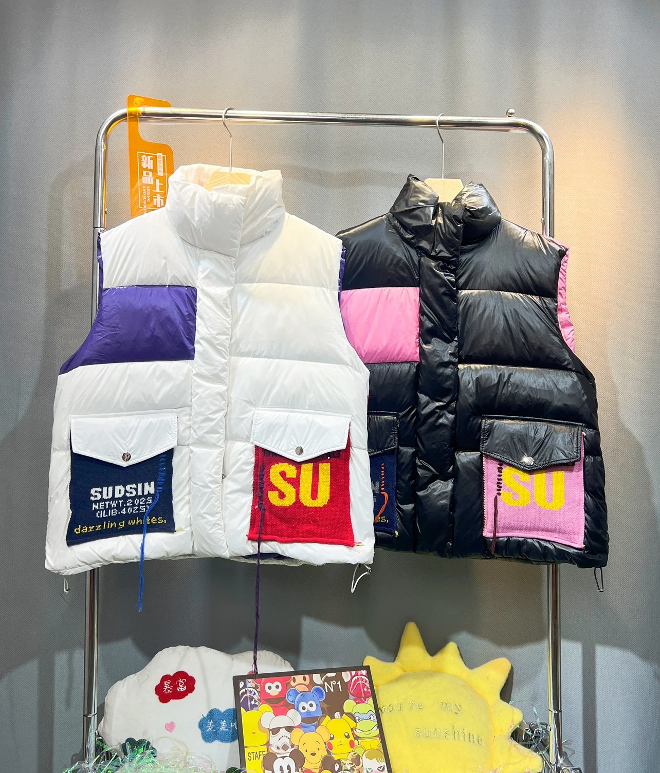 Europe Fashion Autukn Winter Women Down Vests Coat All-match Loose Contrast Color Letters Patchwork Stand Collar Wadded Jacket
Europe Fashion Autukn Winter Women Down Vests Coat All-match Loose Contrast Color Letters Patchwork Stand Collar Wadded Jacket