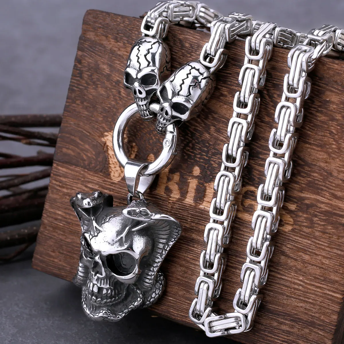Stainless Steel Eye Snake King Skull Pendant with Skull Square Necklace Men's Animal Punk Pendant Necklace Fashion Male Jewelry
Stainless Steel Eye Snake King Skull Pendant with Skull Square Necklace Men's Animal Punk Pendant Necklace Fashion Male Jewelry