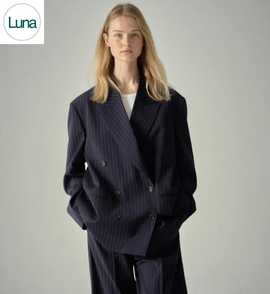 2023 Autumn/Winter Korean designer niche loose striped commuting style suit jacket
2023 Autumn/Winter Korean designer niche loose striped commuting style suit jacket