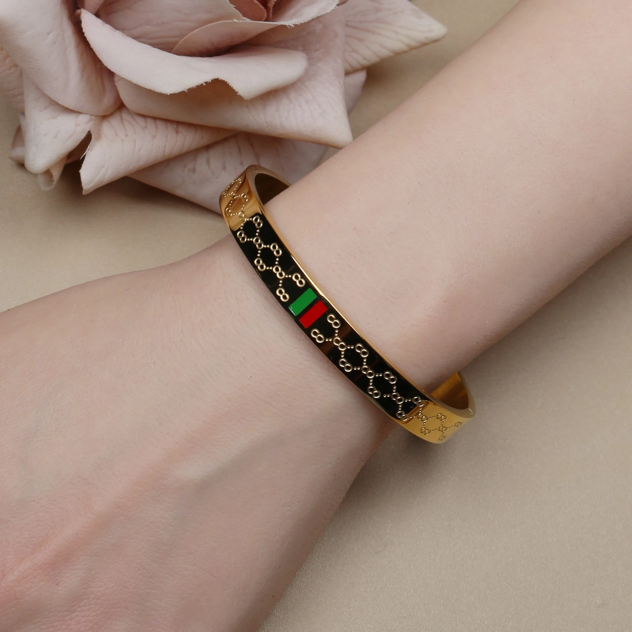 18 K Gold Plated Stainless Steel 55 MM Red/Green Bangles , Fashionable Jewelry For Men And Women Wholesale 18 K Gold Plated Stainless Steel 55 MM Red/Green Bangles , Fashionable Jewelry For Men And Women Wholesale