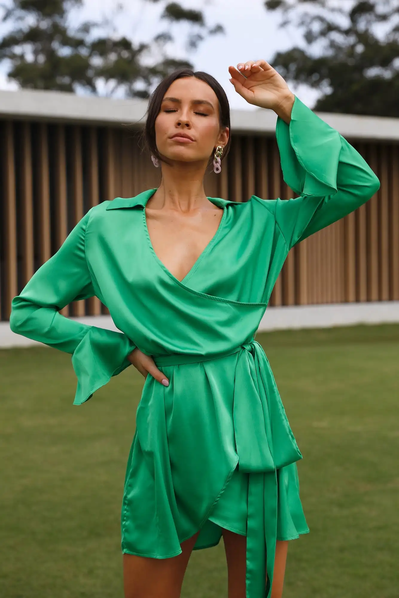 Elegant Women's Dress Flare Sleeves Sexy V-neck Green Satin Badange Party Club Leisure Office Women's Fashion Women's Dress
Elegant Women's Dress Flare Sleeves Sexy V-neck Green Satin Badange Party Club Leisure Office Women's Fashion Women's Dress