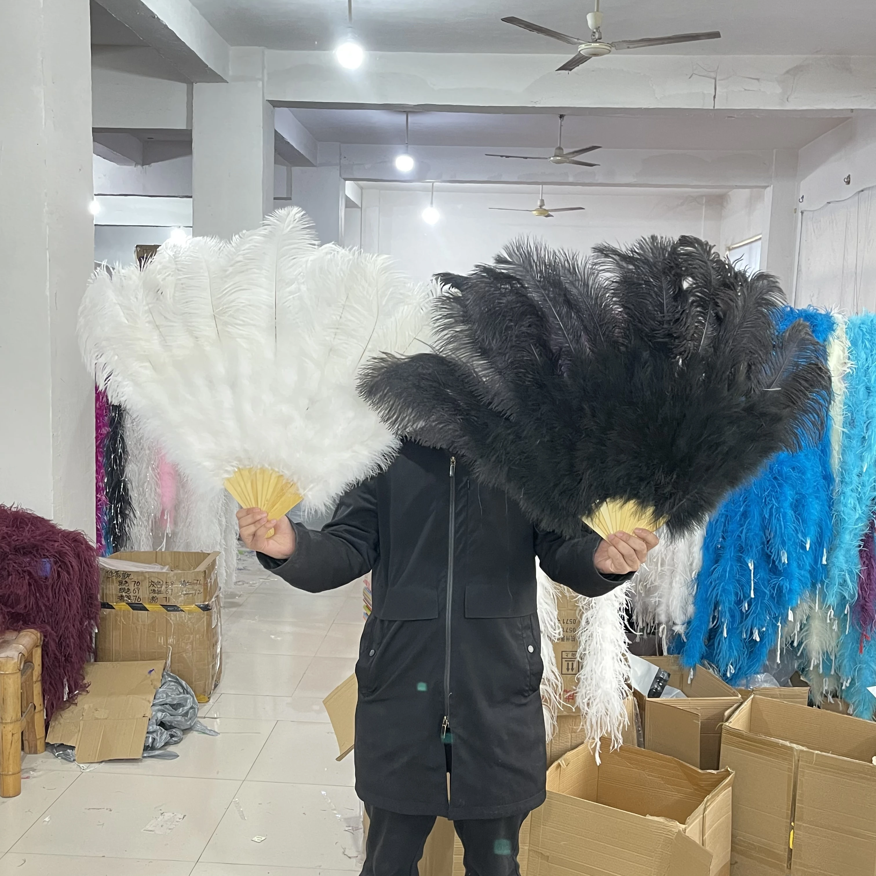 

Fashion Elegant Dyed Ostrich Marabou Feathers Fan 60CM Decoration for Dancer Carnival Stage Wedding Accessory Craft Plumes