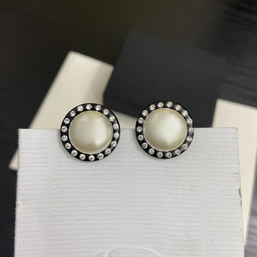 Black acrylic inlaid pearl and zircon lady earrings by European and American designers 
Black acrylic inlaid pearl and zircon lady earrings by European and American designers