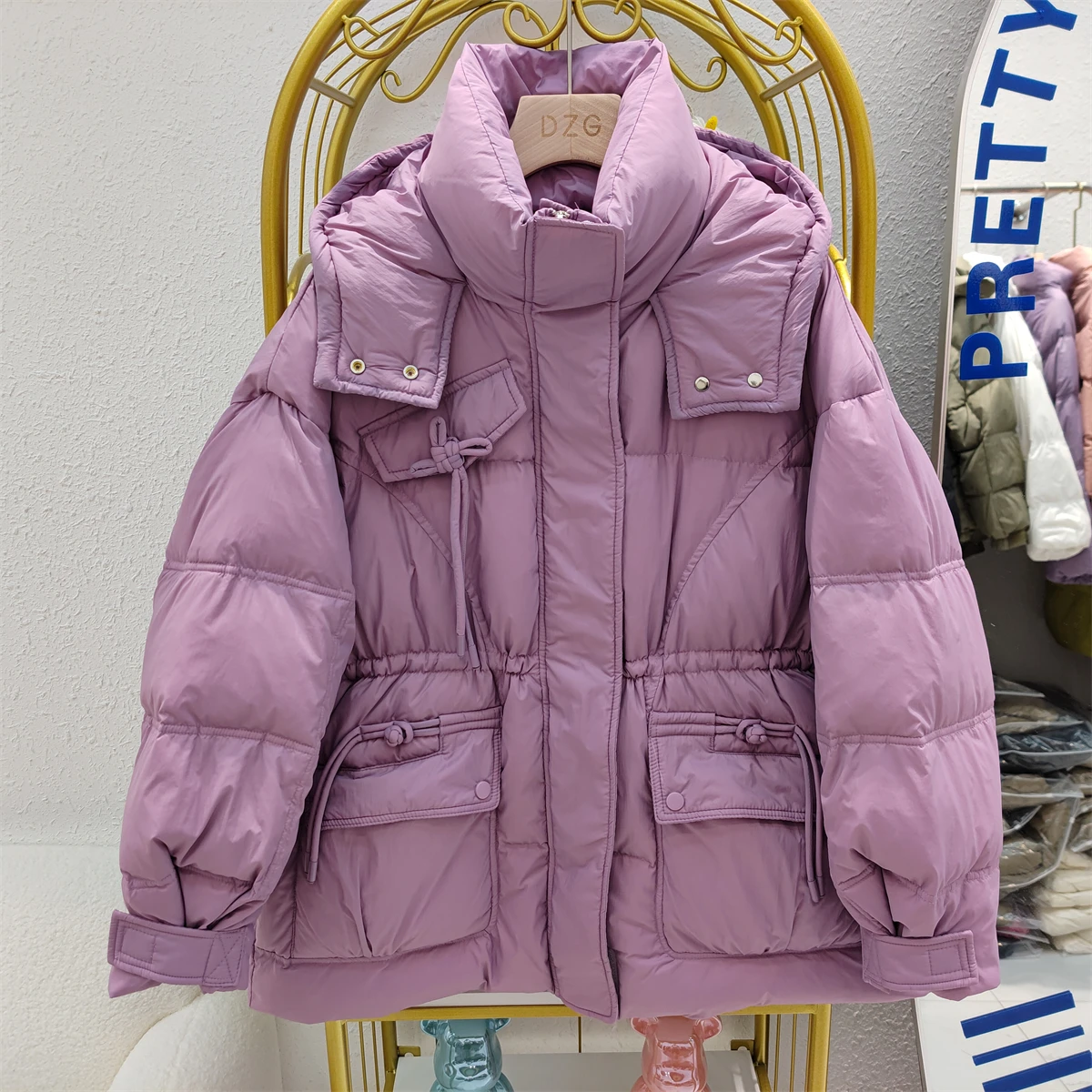 Fall Winter 2023 Down Jacket Women New Fashion Knot Hooded Long Sleeve Thick Waist Casual White Duck Down Coat L257
Fall Winter 2023 Down Jacket Women New Fashion Knot Hooded Long Sleeve Thick Waist Casual White Duck Down Coat L257
