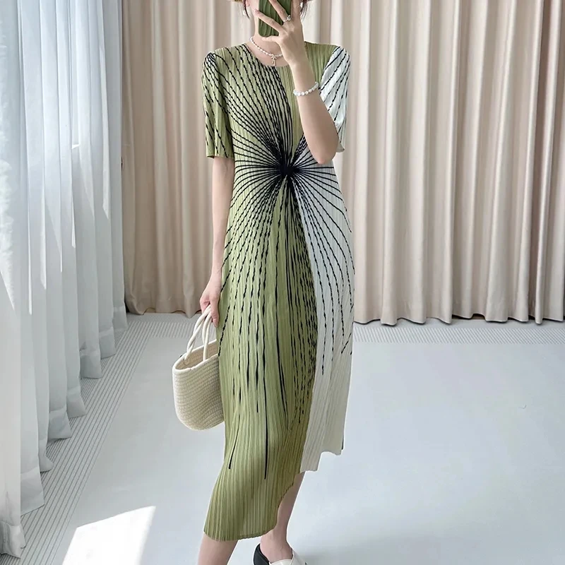 Wrinkle Dress Women 2024 Summer New Design Black and White Line Printing Fashion O-neck Short-sleeved Elegant Dresses
Wrinkle Dress Women 2024 Summer New Design Black and White Line Printing Fashion O-neck Short-sleeved Elegant Dresses