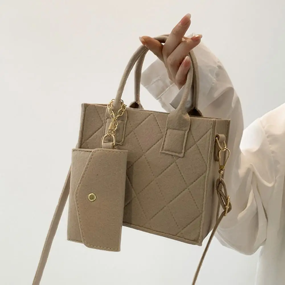 Women Felt Handbag Quilted Women's Felt Handbag Set Large Capacity Tote with Chain Purse Adjustable Strap Portable Handle Button
Women Felt Handbag Quilted Women's Felt Handbag Set Large Capacity Tote with Chain Purse Adjustable Strap Portable Handle Button