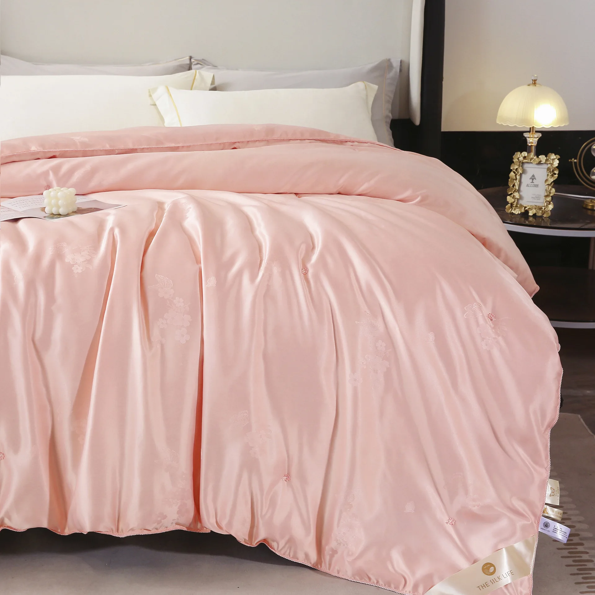 Pure Hand-drawn Cotton Mulberry Silk Quilt Bedding The Four Seasons Double
Pure Hand-drawn Cotton Mulberry Silk Quilt Bedding The Four Seasons Double