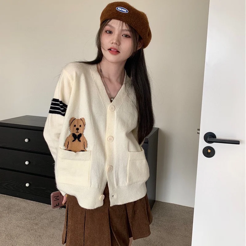 New embroidered cashmere cardigan Women's V-neck knitted sweater outerwear Spring and Autumn cashmere sweater Loose and fashiona
New embroidered cashmere cardigan Women's V-neck knitted sweater outerwear Spring and Autumn cashmere sweater Loose and fashiona