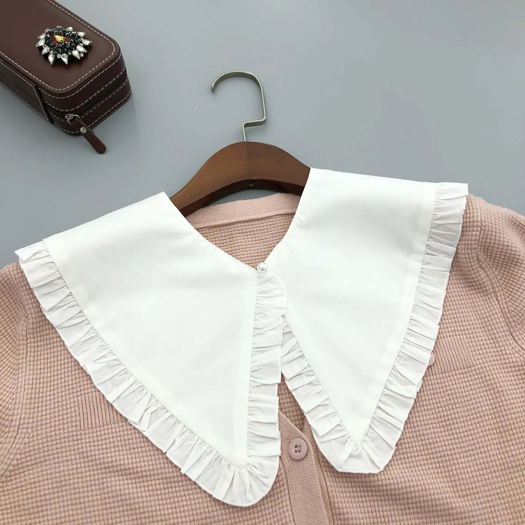 Fashion Big Lapel Shirt Detachable Collars for Woman Blouse Tops False Collar Removable Sweater Decorative Fake Collar
Fashion Big Lapel Shirt Detachable Collars for Woman Blouse Tops False Collar Removable Sweater Decorative Fake Collar