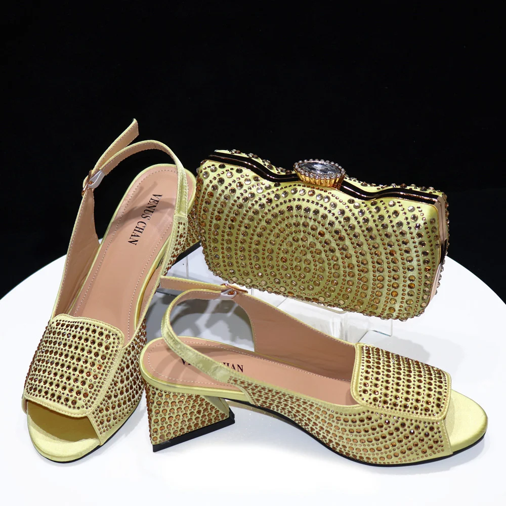 2024 New Women's Gold High Heels, Water Diamond Inlaid Sandals, Hollow Out Decal Design, African Fashion Shoe Bag Set
2024 New Women's Gold High Heels, Water Diamond Inlaid Sandals, Hollow Out Decal Design, African Fashion Shoe Bag Set