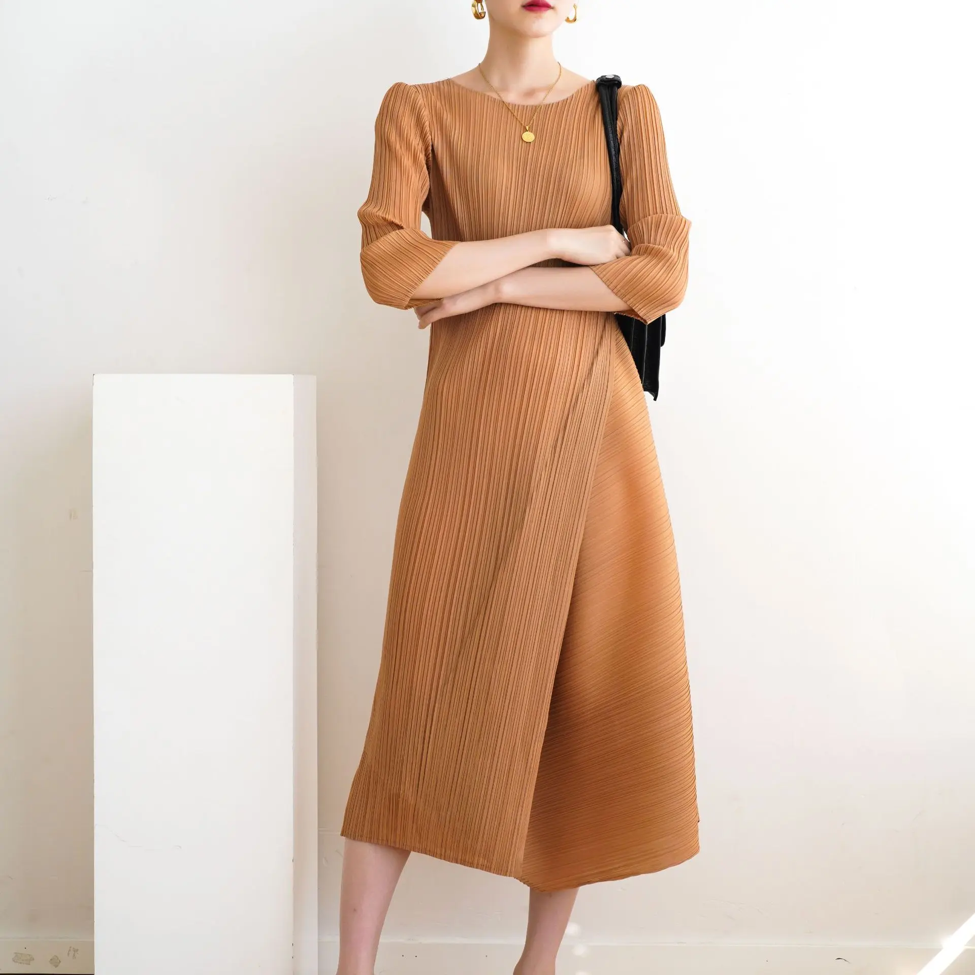 

Miyake Pleated Original 2024 Spring High-end Pleated Fashion Irregular Loose Large Size Seven-minute Sleeve Round Neck Dress