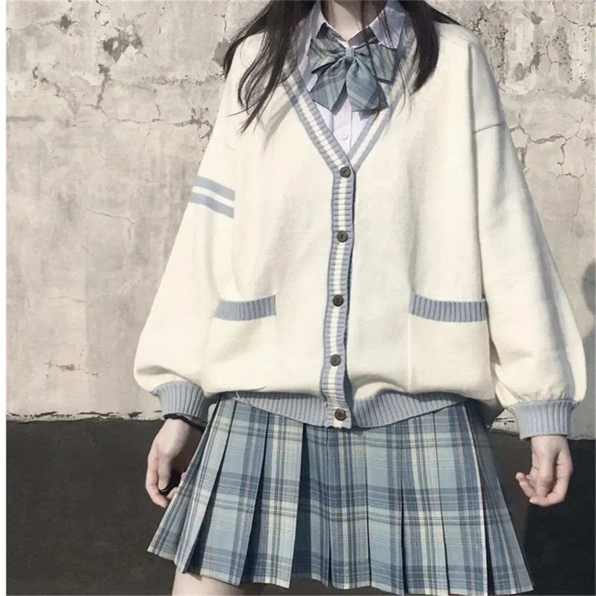 Style Sweet Sweater V-neck Knit Coat Female Soft Winter Animation Cotton Student Jacket Loose Outer Cardigan Preppy Wear
Style Sweet Sweater V-neck Knit Coat Female Soft Winter Animation Cotton Student Jacket Loose Outer Cardigan Preppy Wear