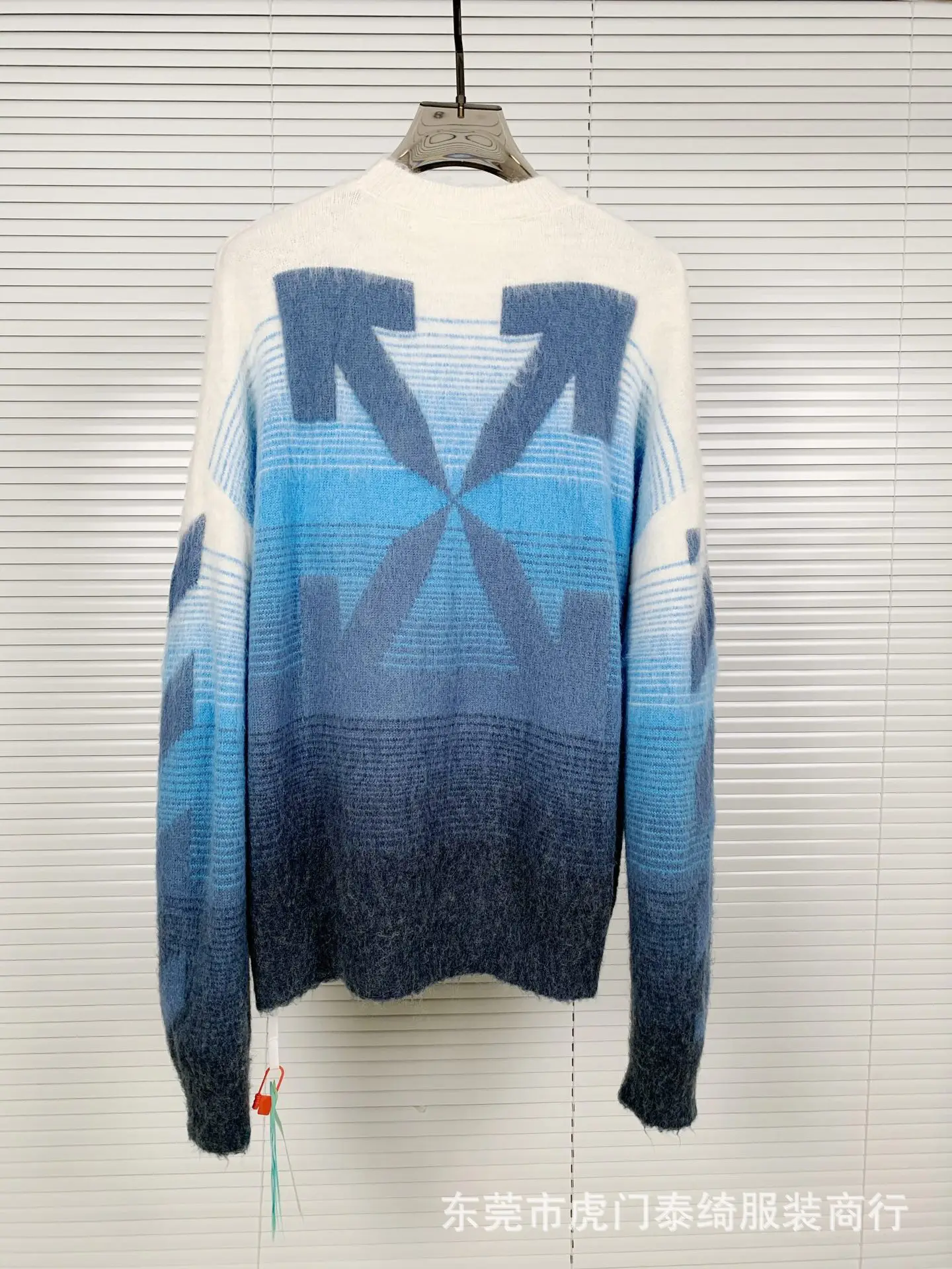 2024 New Fashion Luxury OFF WHITE Arrow gradient mohair jacquard sweater, men's and women's couple knit sweater
2024 New Fashion Luxury OFF WHITE Arrow gradient mohair jacquard sweater, men's and women's couple knit sweater