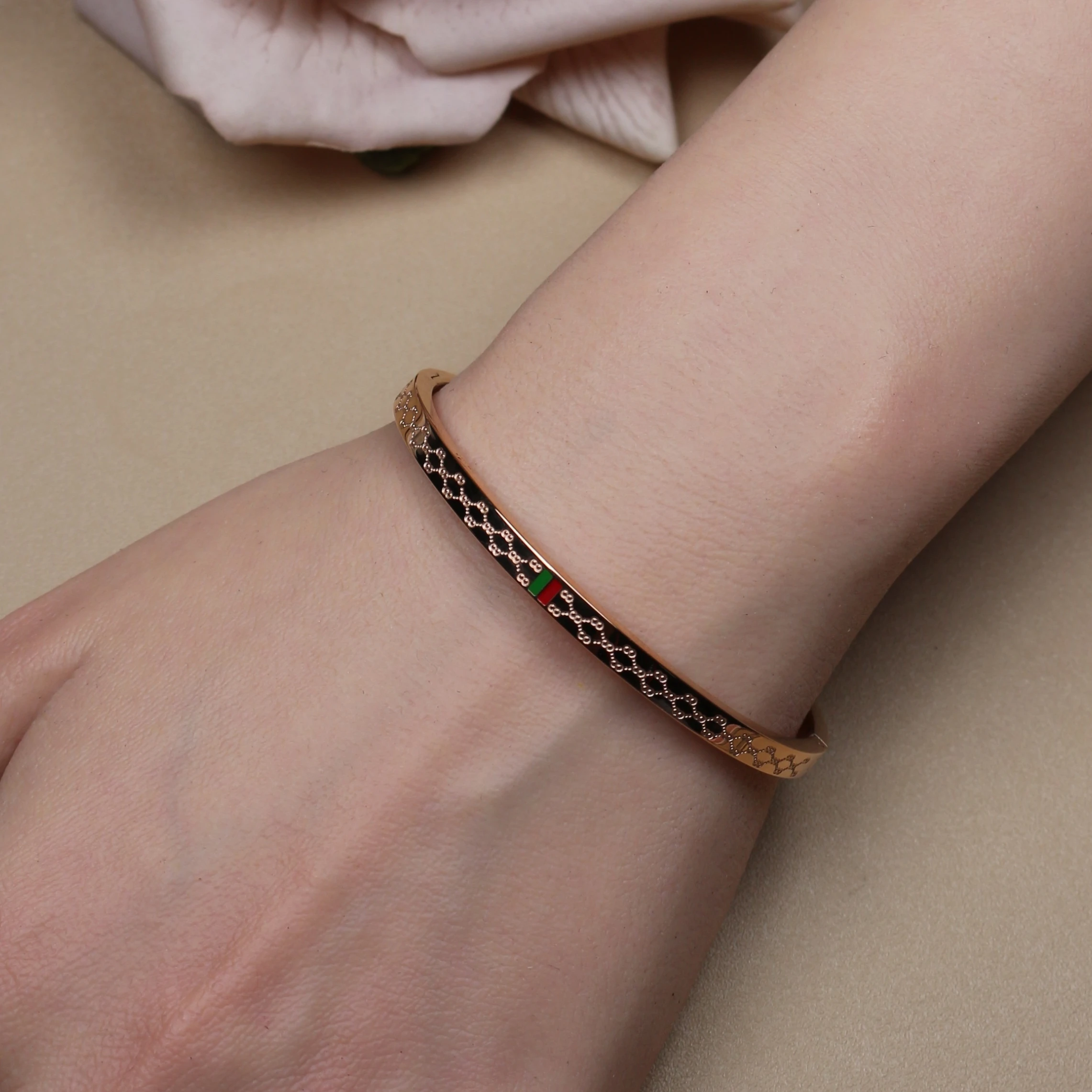 18 K Gold Plated Stainless Steel 55 MM Red/Green Bangles , Fashionable Jewelry For Men And Women Wholesale 18 K Gold Plated Stainless Steel 55 MM Red/Green Bangles , Fashionable Jewelry For Men And Women Wholesale