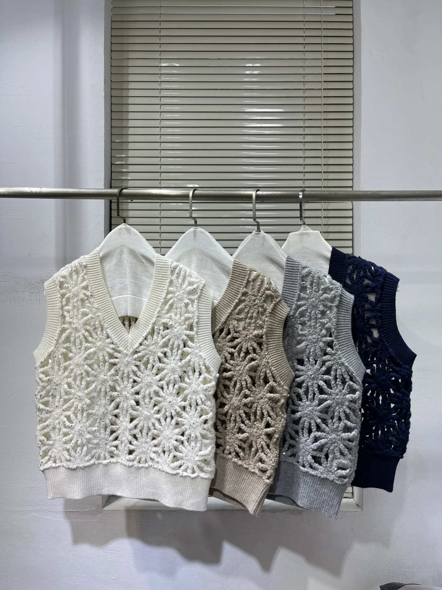 Fall B*C Women's Knitted Vest Embroidered Virgin Wool Sleeveless Sweater Female Casual Straight Top's
Fall B*C Women's Knitted Vest Embroidered Virgin Wool Sleeveless Sweater Female Casual Straight Top's