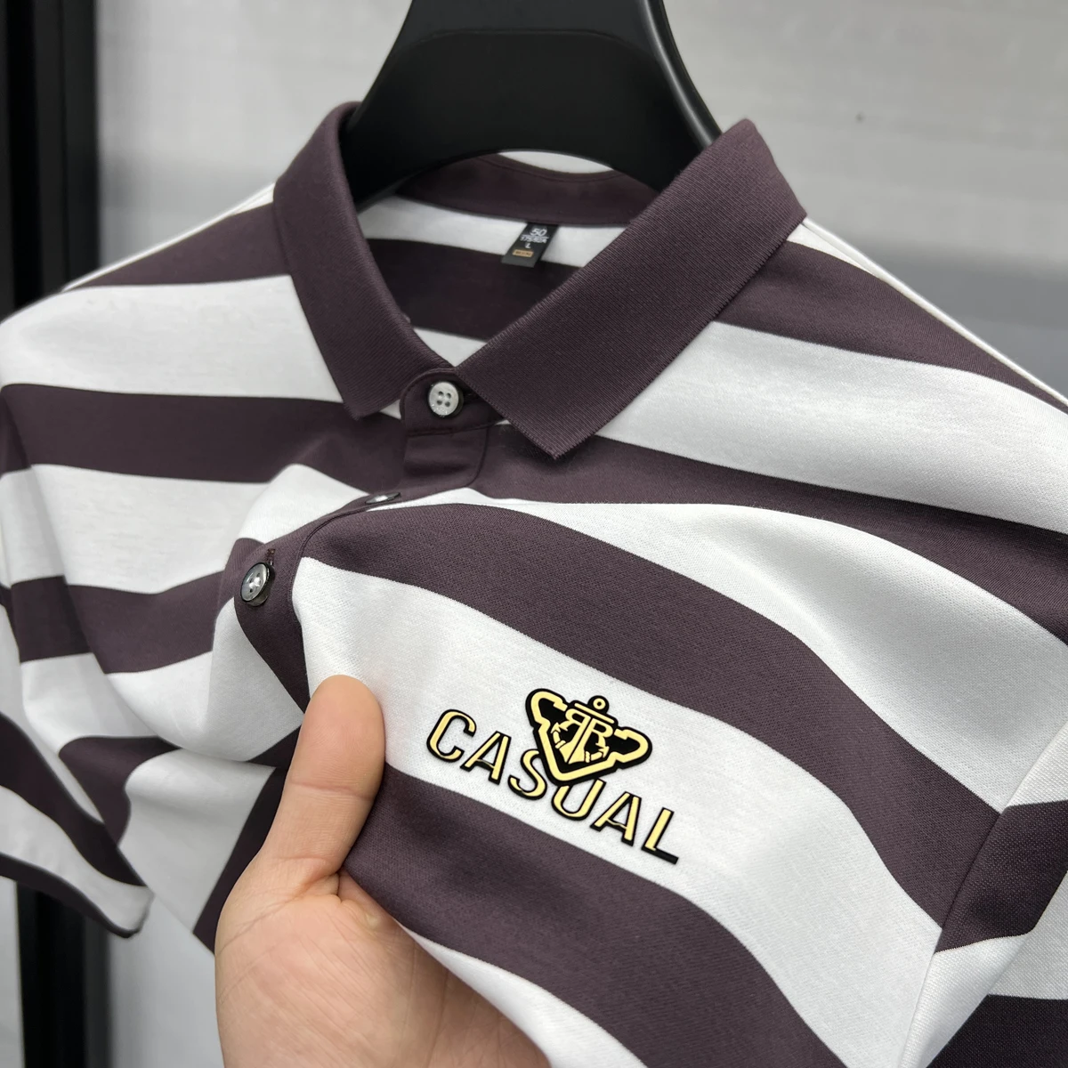 Высококачественная полосатая рубашка Polo новый роскошный принт с короткими рукавами верхняя часть лета новая шелковая гладкая отдыха Воздушная вентиляция футболка
Высококачественная полосатая рубашка Polo новый роскошный принт с короткими рукавами верхняя часть лета новая шелковая гладкая отдыха Воздушная вентиляция футболка