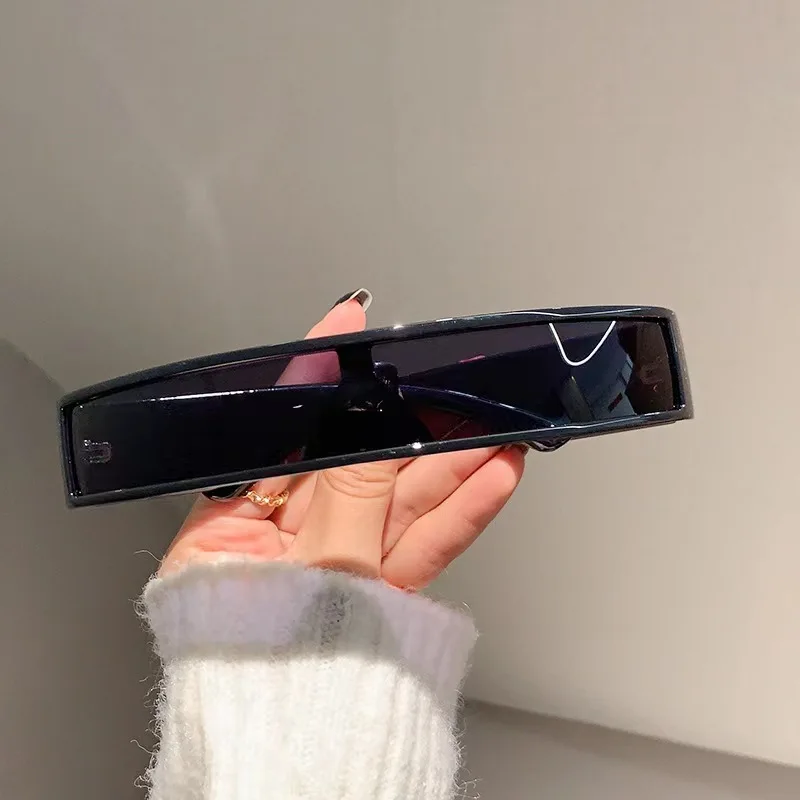 New Futuristic Narrow Cyclops Visor Sunglasses Laser Eyeglasses UV400 Personality Eyewear Men Luxurious Brand Sun Glasses
New Futuristic Narrow Cyclops Visor Sunglasses Laser Eyeglasses UV400 Personality Eyewear Men Luxurious Brand Sun Glasses