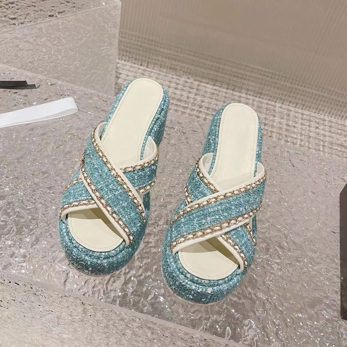 Spring and summer 2023 new ladies waterproof platform slipper chain decorative tweed sandals trend retro elegance
Spring and summer 2023 new ladies waterproof platform slipper chain decorative tweed sandals trend retro elegance
