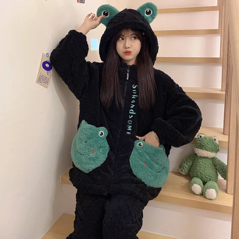 Женский пижамный комплект Kawaii Frog, зимняя утепленная одежда для сна для взрослых, плюшевый мягкий теплый Пижамный костюм, Свободная Домашняя одежда, пижама с карманами
Женский пижамный комплект Kawaii Frog, зимняя утепленная одежда для сна для взрослых, плюшевый мягкий теплый Пижамный костюм, Свободная Домашняя одежда, пижама с карманами