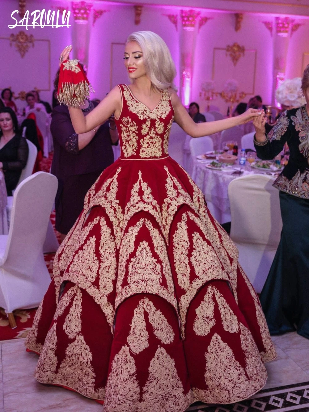 Red V-neck Evening Prom Dresses Elegant Ball Gown Bridal Dress Gold Appliques Floor-length Plus Size Gown Robe De Mariée
Red V-neck Evening Prom Dresses Elegant Ball Gown Bridal Dress Gold Appliques Floor-length Plus Size Gown Robe De Mariée