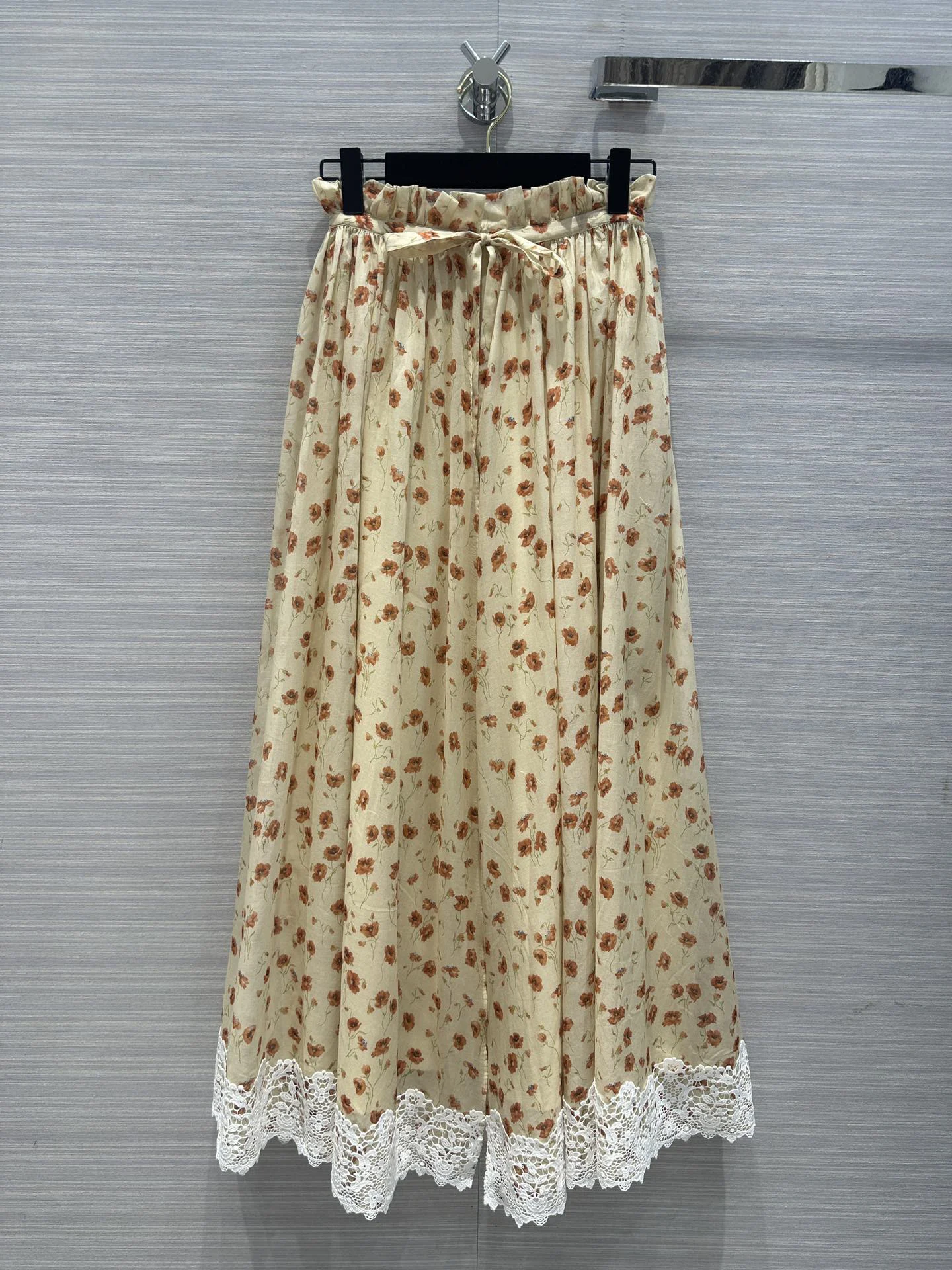 New for spring and summer. Wang Ziwen with floral print long half skirt. Two-piece design lining can be separated
New for spring and summer. Wang Ziwen with floral print long half skirt. Two-piece design lining can be separated